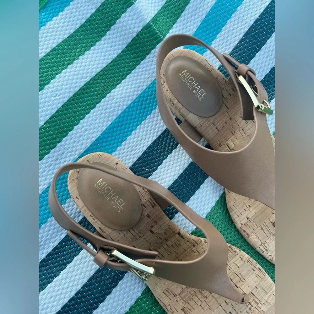 ✨🥳 Michael Kors Tan and Gold Thong Sandals Size 7.5 M Women’s - Picture 11 of 13